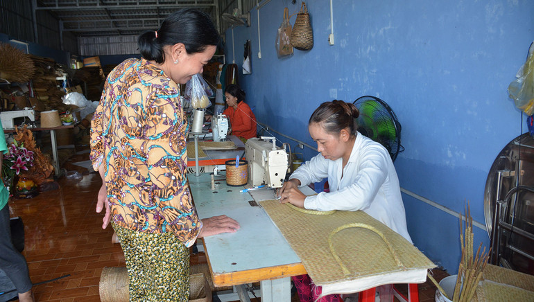 Đồng bào dân tộc Khmer ở huyện Giang Thành học nghề đan cỏ bàng