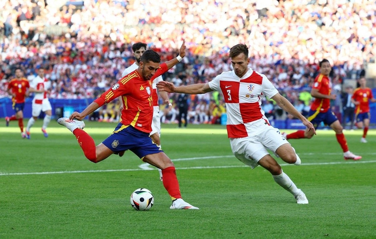 Pha tranh bóng quyết liệt trong trận Tây Ban Nha thắng Croatia (áo kẻ ca-rô) 3-0. Pha tranh bóng quyết liệt trong trận Tây Ban Nha thắng Croatia (áo kẻ ca-rô) 3-0.