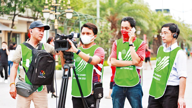 Ekip HanoiTV tác nghiệp phát sóng trực tiếp tại SeaGames 31.