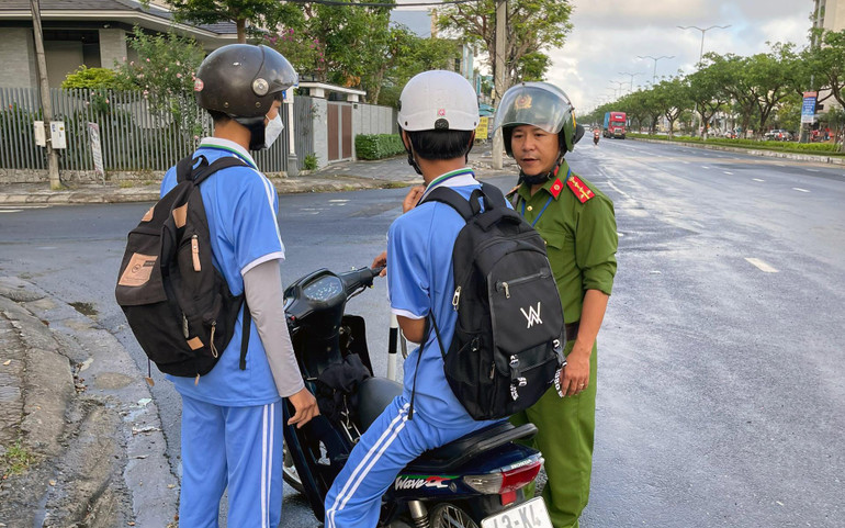 Công an quận Ngũ Hành Sơn ra quân kiểm tra, xử lý tình trạng học sinh điều khiển xe mô-tô trái quy định. (Ảnh cộng tác viên)