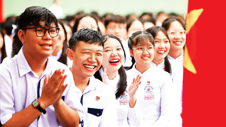 Học sinh Trường THPT chuyên Lý Tự Trọng phấn khởi bước vào năm học mới.