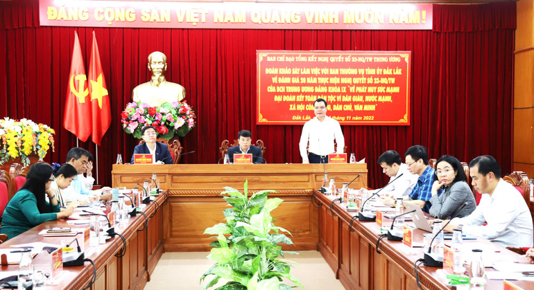 Đồng chí Nguyễn Đình Khang, Chủ tịch Tổng Liên đoàn Lao động Việt Nam tham gia ý kiến tại buổi làm việc.