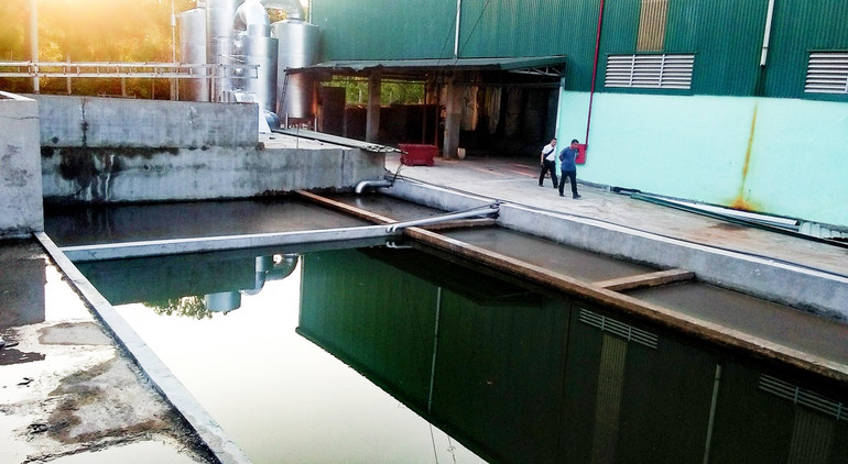 Nhà máy đốt rác Việt Xuân Mới ở thành phố Phổ Yên lọc khói và bụi qua bể nước. Nhà máy đốt rác Việt Xuân Mới ở thành phố Phổ Yên lọc khói và bụi qua bể nước.