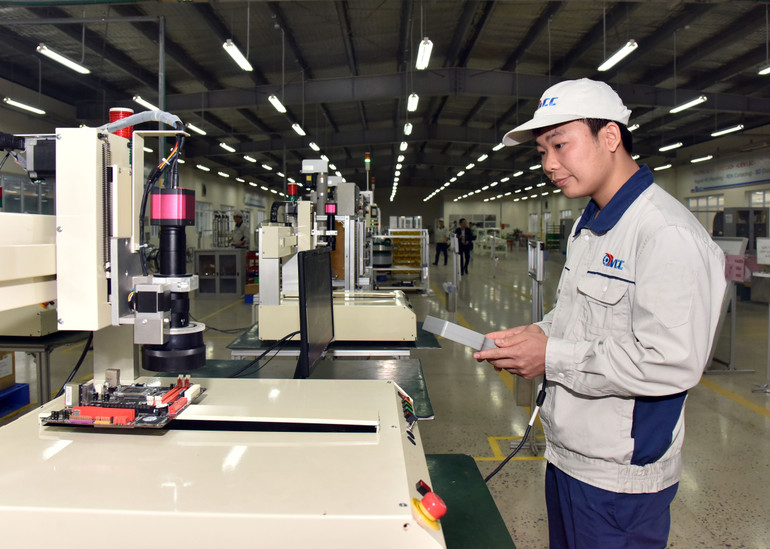 Chế tạo thiết bị tự động hóa công nghiệp tại Công ty cổ phần công nghệ Năng Lực Việt, Khu công nghiệp Nam Thăng Long, Hà Nội. (Ảnh TUỆ NGHI)