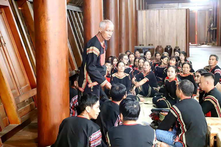 Sau khi hai gia đình bàn bạc thống nhất, đại diện nhà gái thay mặt cho hai gia đình và đôi vợ chồng trẻ bày tỏ lòng cảm ơn, báo cho mọi người biết việc cưới xin đã xong xuôi tốt đẹp.