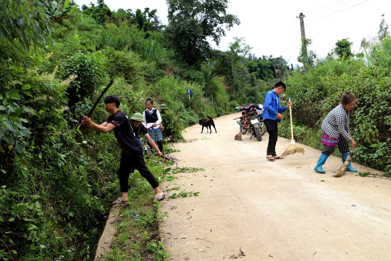 Bà con trong thôn Hồng Ngài cùng tham gia bảo dưỡng, phát quang đường giao thông liên thôn, tạo cảnh quan sạch đẹp để thu hút khách du lịch. Ảnh: TUẤN NGỌC