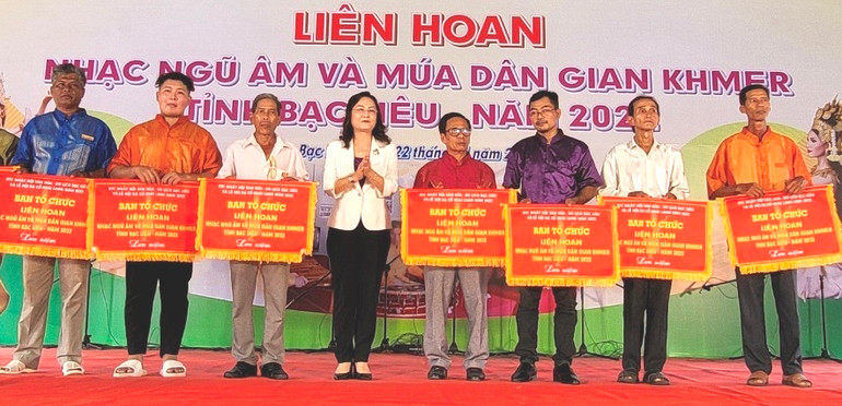 Phó Bí thư Thường trực Tỉnh ủy Bạc Liêu Lê Thị Ái Nam trao cờ lưu niệm các đội tham dự Liên hoan nhạc ngũ âm và múa dân gian Khmer tại Liên hoan nhạc ngũ âm và múa dân gian Khmer tỉnh Bạc Liêu năm 2022.