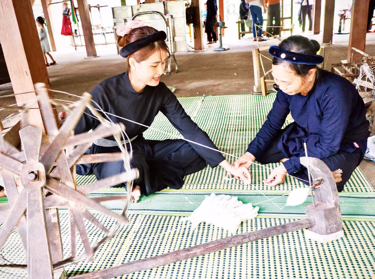 Ðến hồ Ba Bể, du khách sẽ được chiêm ngưỡng nghề dệt truyền thống của người dân nơi đây.