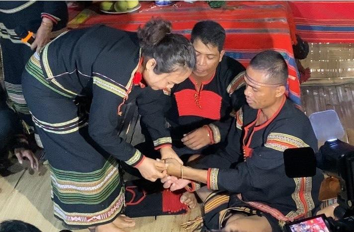 Nghi thức đeo vòng của dòng họ cầu mong sức khoẻ, thể hiện tình cảm và gắn kết mẹ con.