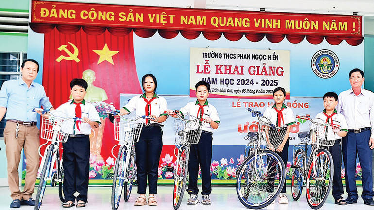 Tặng xe đạp cho các em học sinh tại huyện Đầm Dơi, tỉnh Cà Mau.