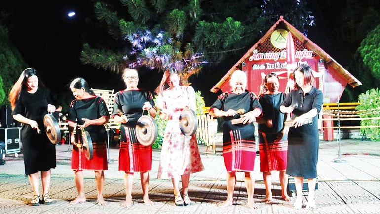 Đội chiêng nữ thị trấn Buôn Trấp, huyện Krông Ana luyện tập diễn tấu cồng chiêng để tham gia liên hoan. Đội chiêng nữ thị trấn Buôn Trấp, huyện Krông Ana luyện tập diễn tấu cồng chiêng để tham gia liên hoan.