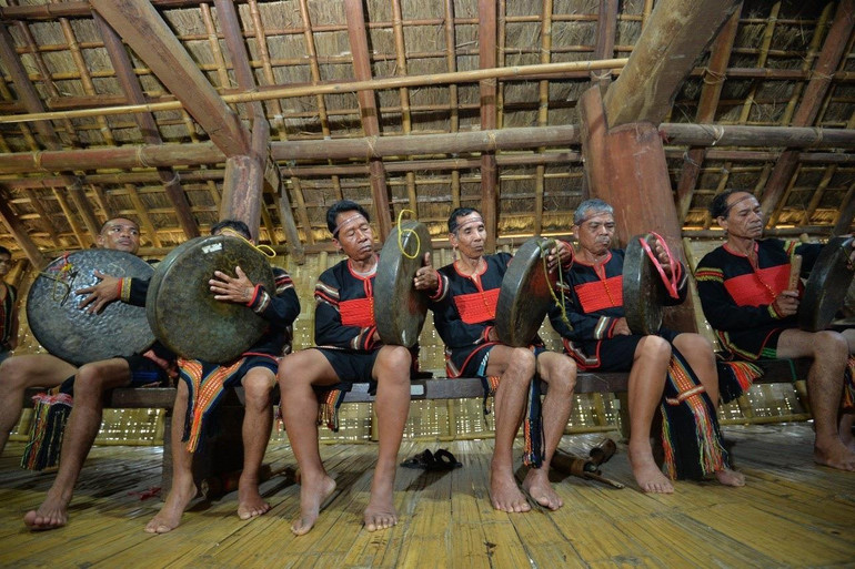 Lễ kết nghĩa mẹ con được kết thúc bằng màn cồng chiêng