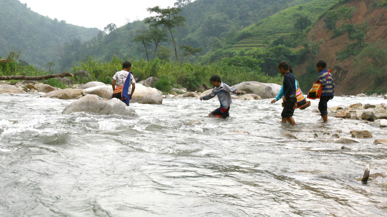 Học sinh ở Sín Chải B phải lội suối đi bộ cả ngày mới về được trung tâm xã để học.