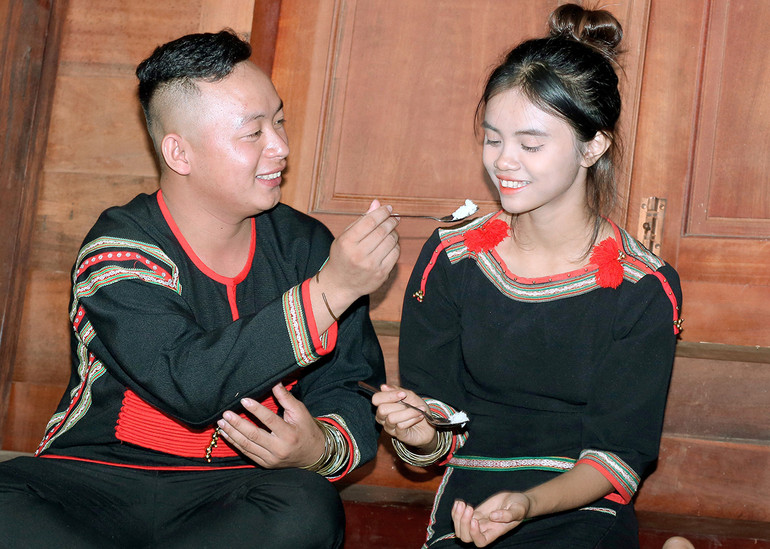 Sau khi các nghi thức kết thúc, đôi vợ chồng trẻ ăn chung một miếng cơm để nguyện cùng nhau chia ngọt sẻ bùi.