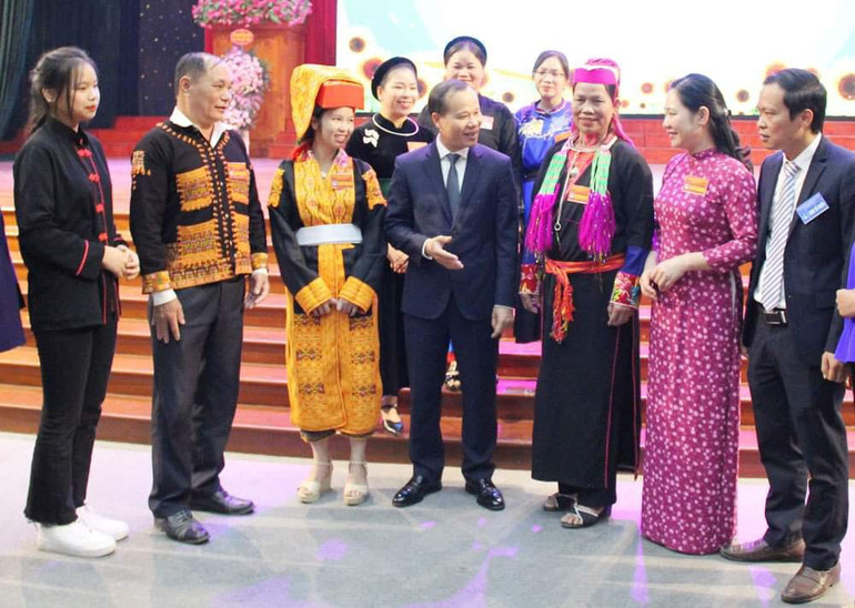 Các đồng chí: Mai Sơn, Nông Thị Hà trao đổi cùng cá nhân điển hình vùng DTTS. Các đồng chí: Mai Sơn, Nông Thị Hà trao đổi cùng cá nhân điển hình vùng DTTS.