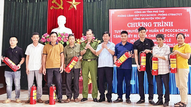 Cán bộ Phòng Cảnh sát Phòng cháy, chữa cháy và Cứu nạn, cứu hộ tặng bình chữa cháy cho người dân. Cán bộ Phòng Cảnh sát Phòng cháy, chữa cháy và Cứu nạn, cứu hộ tặng bình chữa cháy cho người dân.