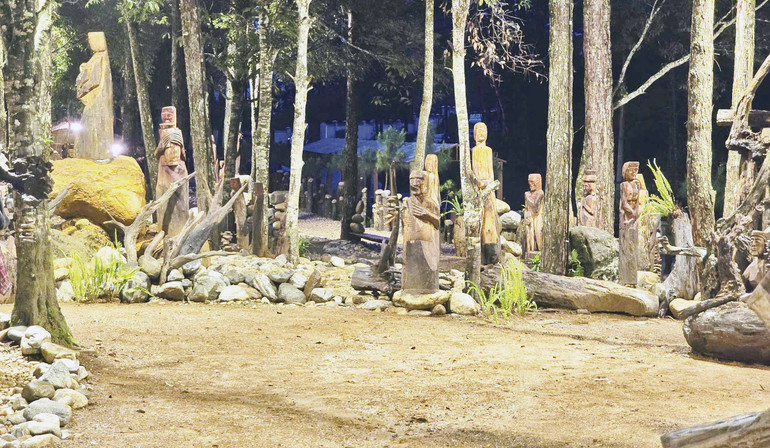 Tượng gỗ, nghệ thuật truyền thống của dân tộc thiểu số địa phương tạo điểm nhấn cho Vườn nghệ thuật Măng Đen.