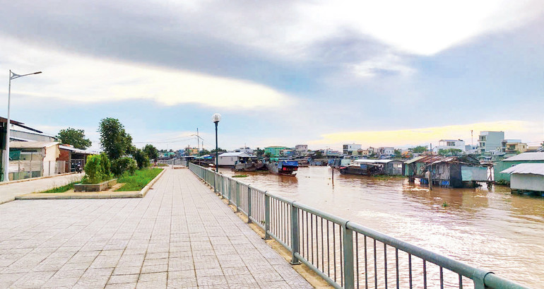 Tuyến kè ven sông Cần Thơ ngăn triều cường bảo vệ vùng lõi trung tâm của thành phố.