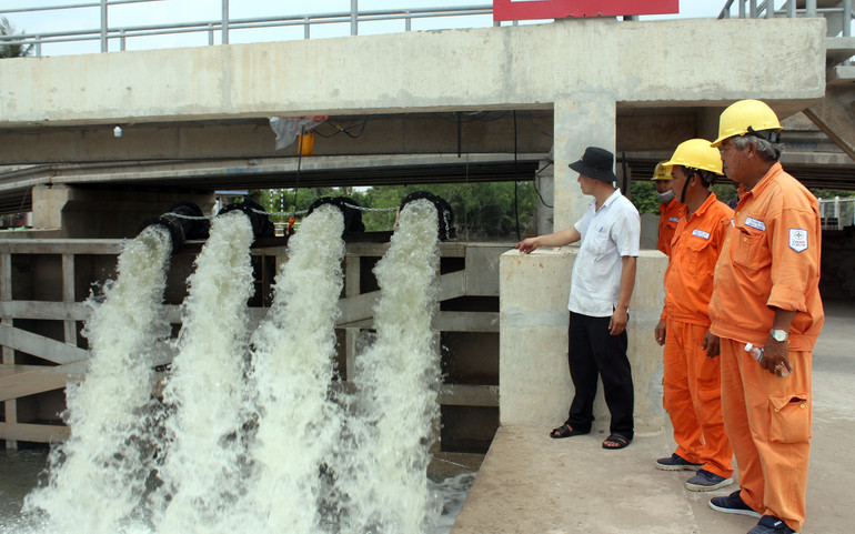 Cống ngăn mặn tại xã An Hiệp, huyện Châu Thành, tỉnh Bến Tre được vận hành phục vụ sản xuất của người dân. (Ảnh HOÀNG TRUNG)
