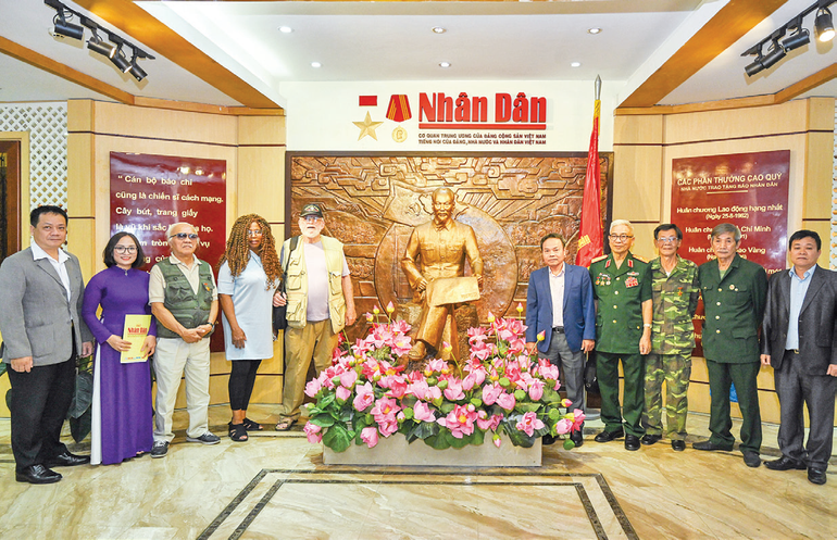 Buổi gặp gỡ hữu nghị các CCB Mỹ và Việt Nam tại nhà truyền thống Báo Nhân Dân. Ảnh: Duy Linh