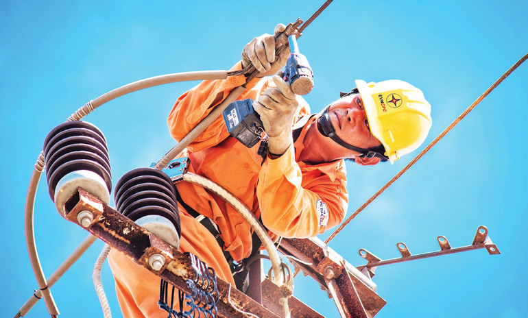 Công nhân Công ty Điện lực Đắk Lắk cải tạo, bảo dưỡng hệ thống lưới điện.