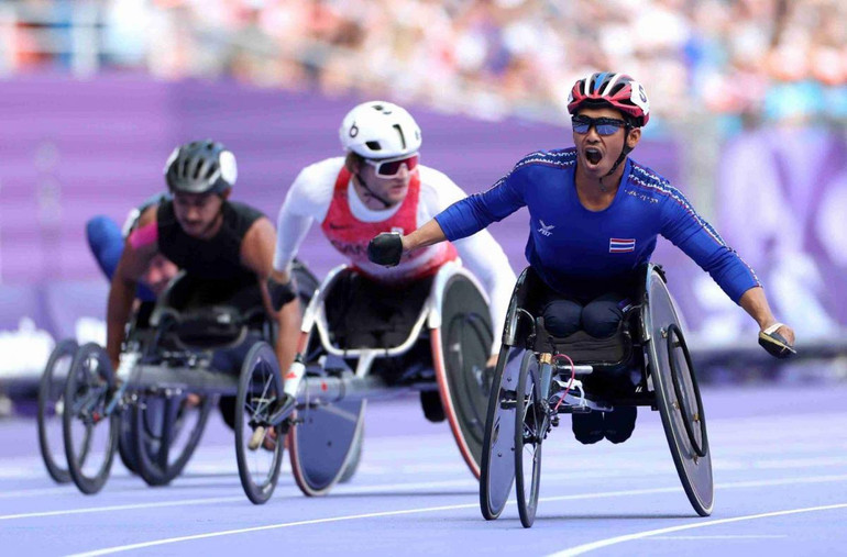 Chaiwat Rattana hai lần liên tiếp phá kỷ lục Paralympic nội dung xe lăn tốc độ cự ly 100m tại Paris 2024.