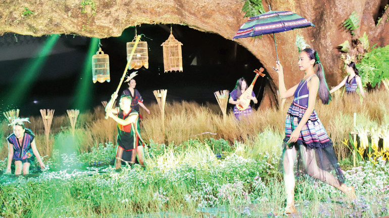 Việc kết hợp giữa thổ cẩm với các trang phục thời trang hiện đại làm cho trang phục thêm lung linh, cuốn hút. Việc kết hợp giữa thổ cẩm với các trang phục thời trang hiện đại làm cho trang phục thêm lung linh, cuốn hút.