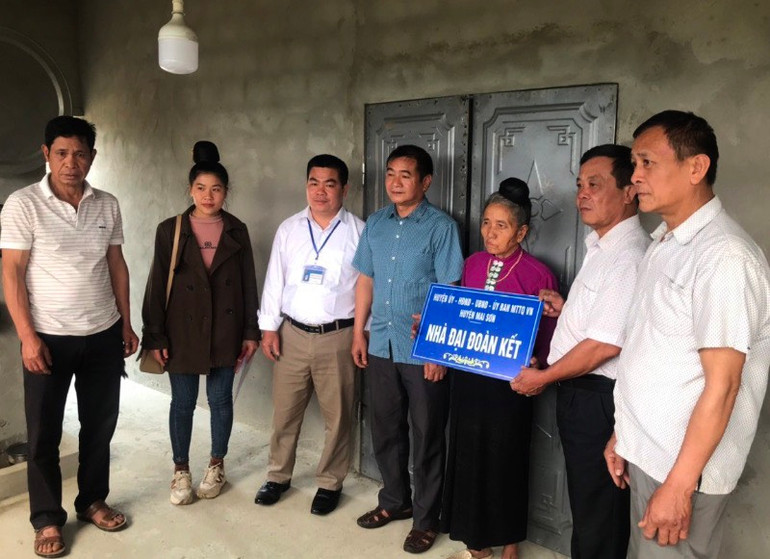 Đầu năm đến nay, huyện Mai Sơn đã hỗ trợ xóa 208 nhà tạm, dột nát cho hộ nghèo tại các xã.