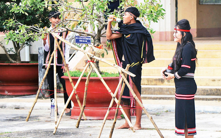 Học sinh Trường tiểu học-trung học cơ sở Ðăk Rơ Wa, thành phố Kon Tum tái hiện các hoạt động văn hóa, tín ngưỡng của đồng bào dân tộc địa phương. Học sinh Trường tiểu học-trung học cơ sở Ðăk Rơ Wa, thành phố Kon Tum tái hiện các hoạt động văn hóa, tín ngưỡng của đồng bào dân tộc địa phương.