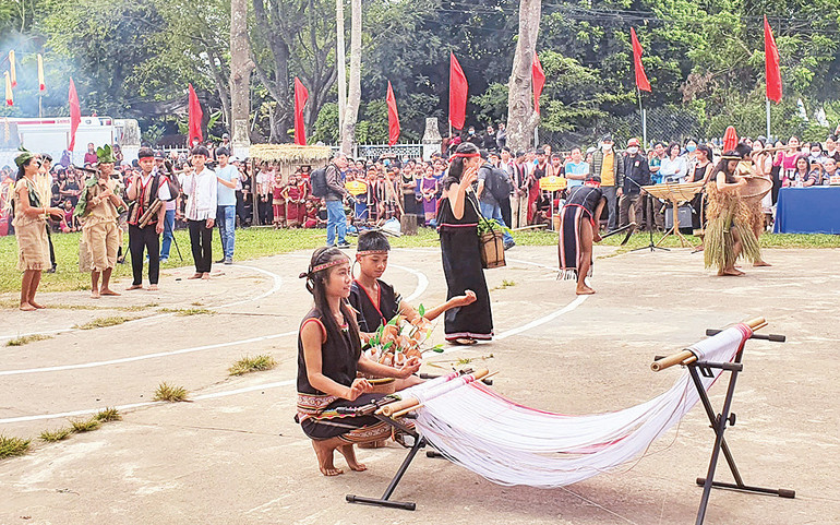 Học sinh Trường phổ thông dân tộc nội trú tỉnh Kon Tum biểu diễn cồng chiêng, xoang. Học sinh Trường phổ thông dân tộc nội trú tỉnh Kon Tum biểu diễn cồng chiêng, xoang.