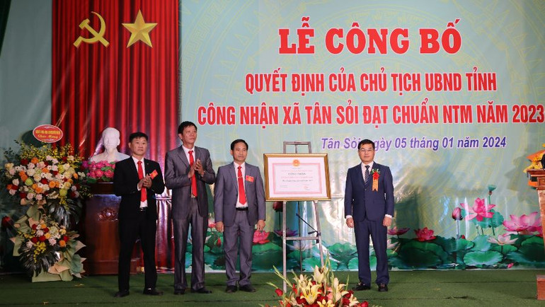 Lãnh đạo xã Tân Sỏi nhận Quyết định của Ủy ban nhân dân tỉnh công nhận xã đạt chuẩn Nông thôn mới năm 2023. Ảnh: THANH LUÂN