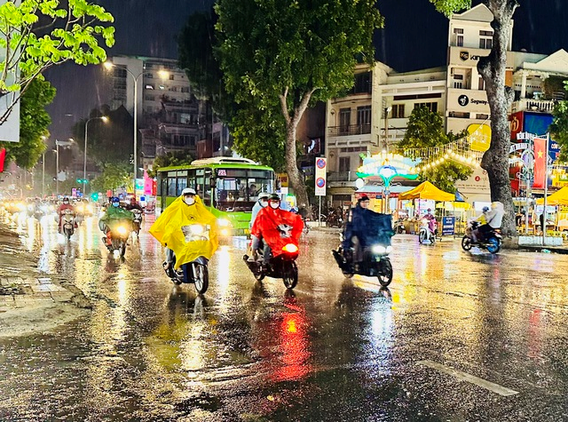 Ngày 4/5, khu vực Quận 10, 11, Thành phố Hồ Chí Minh đã xuất hiện mưa khá lớn kéo dài khoảng 25 phút. Ảnh: CHÍ NHÂN