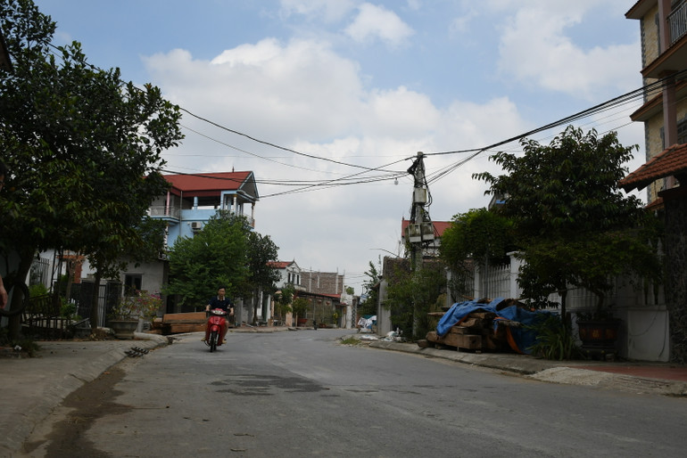 Nhờ phong trào hiến đất làm đường, diện mạo nông thôn được cải thiện rõ nét. Ảnh: VĂN HỌC