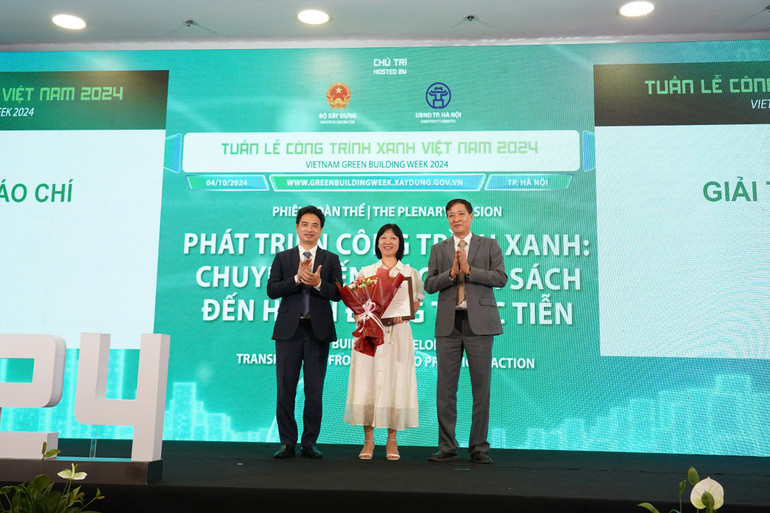 Ban tổ chức trao giải cho tác giả đạt giải nhất.