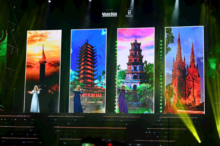 Thiết kế sân khấu với hình ảnh danh thắng Việt Nam cho các tiết mục của Bond lấy cảm hứng từ bộ tứ bình Tố nữ, tranh dân gian Hàng Trống. Ảnh: THÀNH ĐẠT