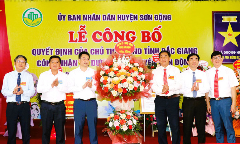 Xã Dương Hưu, huyện Sơn Động vinh dự đón bằng công nhận đạt chuẩn nông thôn mới.