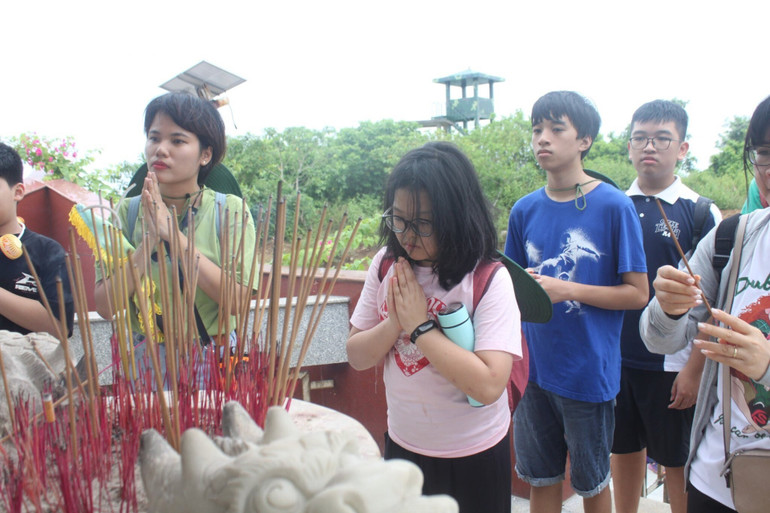 Các em nhỏ và hành trình "Thắp lửa tri ân".