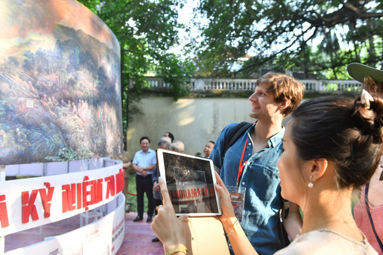 Nhiều du khách đến xem và hào hứng tương tác với tác phẩm tại triển lãm. Ảnh: KHOA ĐĂNG