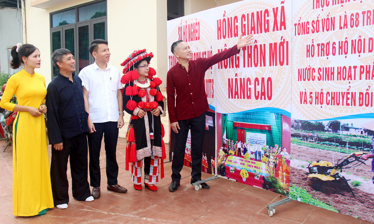 Niềm vui của cán bộ và người dân xã Hồng Giang (Lục Ngạn, Bắc Giang) khi xã về đích xã nông thôn mới nâng cao.