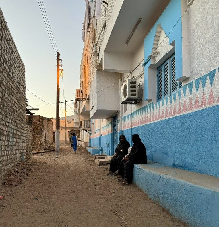 Người dân Nubian có tính gắn kết cộng đồng cao. Họ thường ngồi trò chuyện cùng nhau trước hiên nhà.