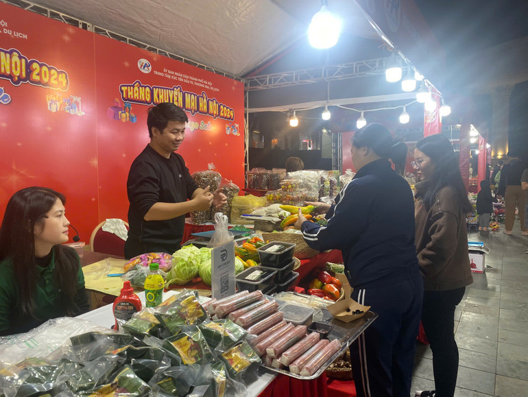 Khách hàng hào hứng tham quan, mua sắm các sản phẩm, đồ thực phẩm được bày bán trong Tháng khuyến mại 2024.