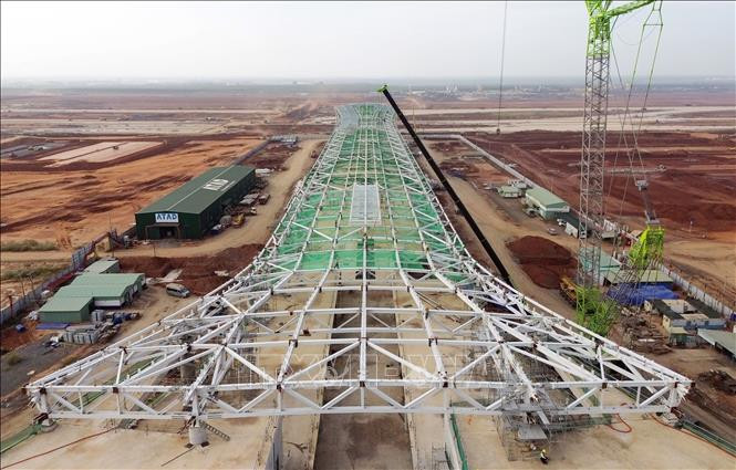 Một phần khung mái hiện đại của nhà ga đã được hoàn thành, chuẩn bị lắp kính.