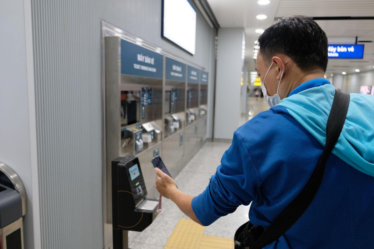 Hệ thống công nghệ và ứng dụng liên quan về hệ thống vé điện tử, soát vé, mua và thanh toán, tra cứu lộ trình… vượt trội hơn phương thức dùng vé tàu cứng, vé/tiền xu hay tiền mặt của nhiều quốc gia.