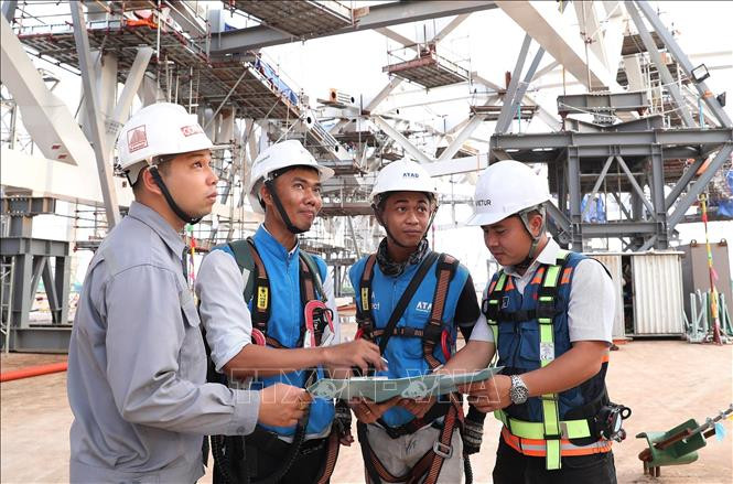 Các kỹ sư, công nhân trao đổi công việc trên công trường.