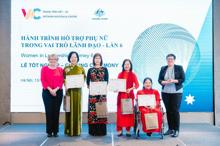 Bà Julie Hart, Bí thư thứ nhất, Đại sứ quán Australia tại Việt Nam và Giáo sư Linley Lord, Phó Hiệu trưởng phụ trách Curtin toàn cầu, Đại học Curtin, chúc mừng các học viên hoàn thành khóa học.