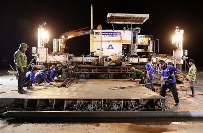 Nhà thầu khẩn trương thi công xuyên đêm hạng mục đường lăn của máy bay.