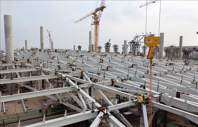 Nhà thầu thi công lắp dựng kết cấu thép mái, khung chính đã gia công tại nhà ga hành khách.