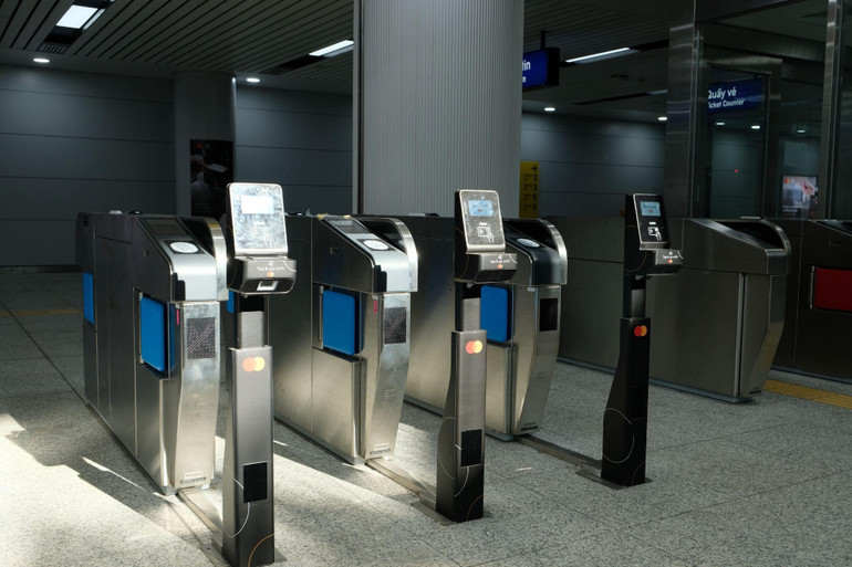 Từ ngày 10/1/2025, khách hàng có thể dùng các loại thẻ Mastercard, Visa, JCB, American Express, Union Pay, Napas để đi tàu.