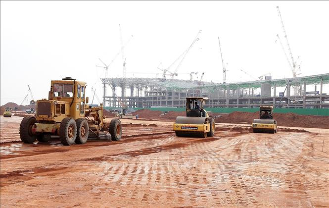 Các nhà thầu khẩn trương thi công hạng mục sân đỗ máy bay.