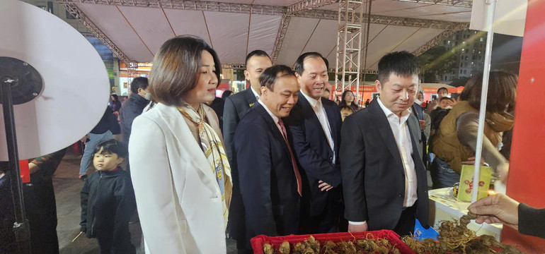 Các vị đại biểu tham quan các gian hàng.